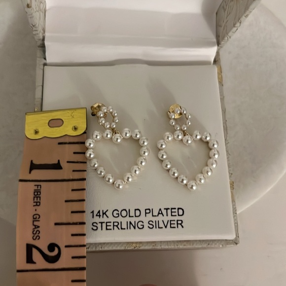 Rachel Zoe Pearl and gold heart shaped earrings - New in Box - Picture 4 of 7